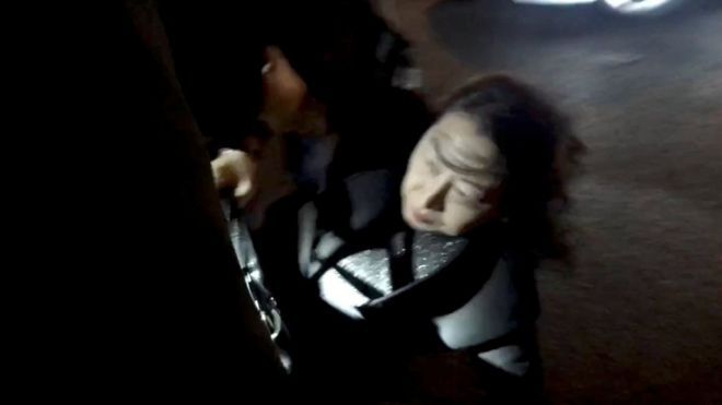 ���������������˾˾��֣�������׶�����һȺʾ���߰�Χ���������ڵأ��ֱ����ˡ�