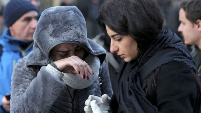 Женщины, пережившие нападение вооруженного человека, отреагировали на то, что Ночной клуб Reina возле Босфора, в Стамбуле, Турция, 1 января 2017 года