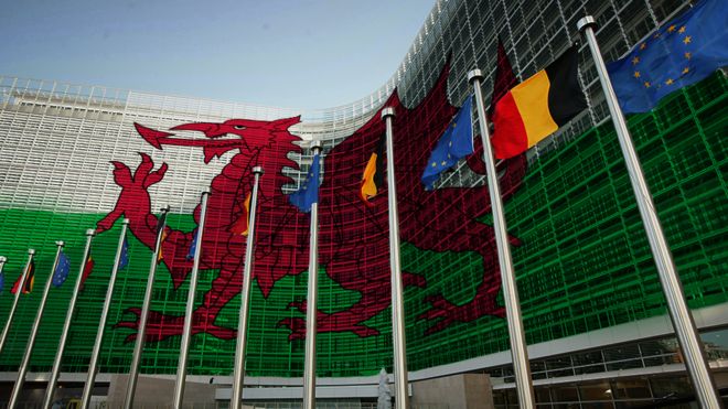 Валлийский флаг на европейском здании