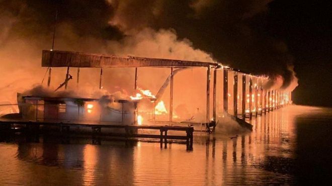 Ряд лодок охвачены пламенем после возгорания на пристани в Скоттсборо