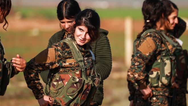 Бойцы подразделений по защите курдских женщин на севере Сирии