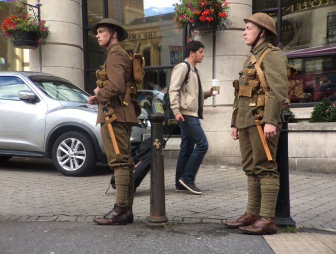 Солдаты появляются в Белфасте возле отеля Europa