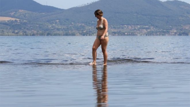 Озеро Браччано в Италии - низкий уровень из-за засухи, 26 июля 2017 года