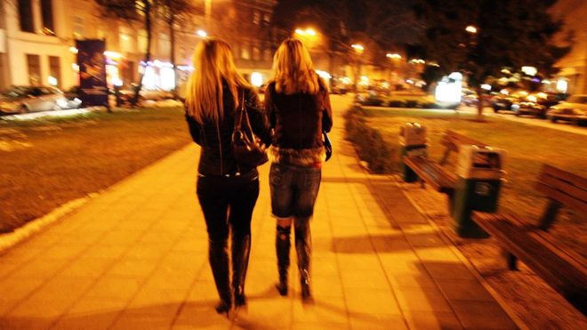 Неизвестные молодые проститутки идут по улице