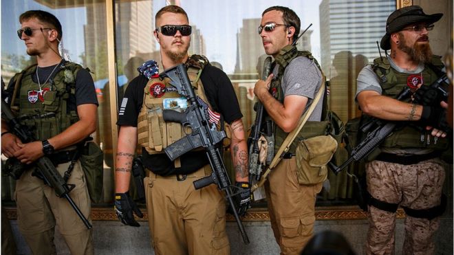 Военнослужащие Западного Огайо, вооруженные ополченцы, стоят на страже возле Общественной площади во второй день Республиканского национального конгресса 2016 года в Кливленде, штат Огайо, 19 июля 2016 года.