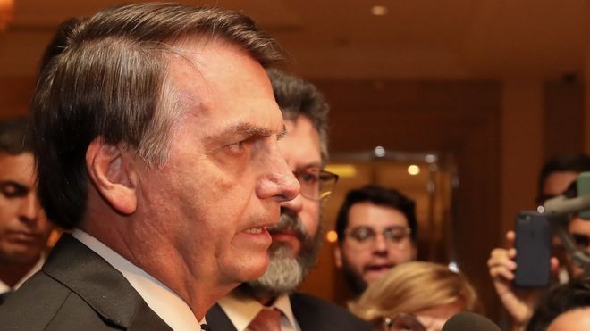 Bolsonaro dá entrevista a jornalistas em Pequim, com ministro Ernesto Araújo atrás