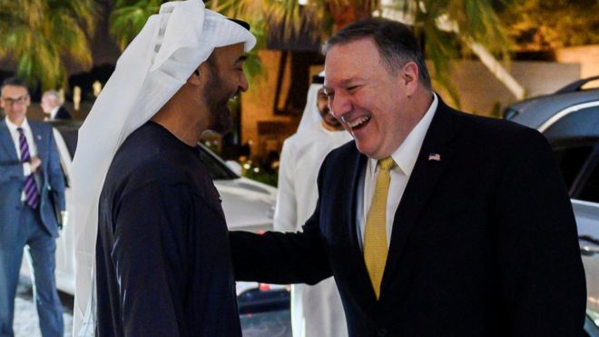 Наследный принц Абу-Даби Мохаммед бен Заид Аль-Нахайян приветствует государственного секретаря Майка Помпео во дворце Аль-Шати в Абу-Даби, Объединенные Арабские Эмираты, 12 января 2019 года