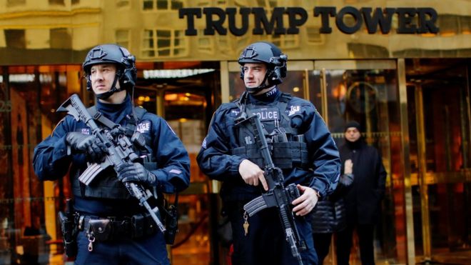 Охранники за пределами Трамп Тауэр