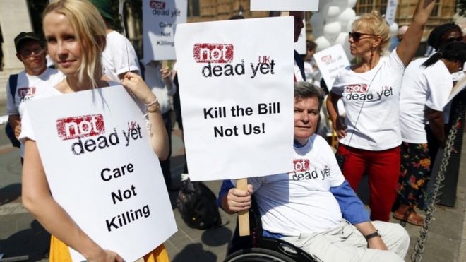 Участник кампании держит плакат с надписью «Заботься, а не убивай»
