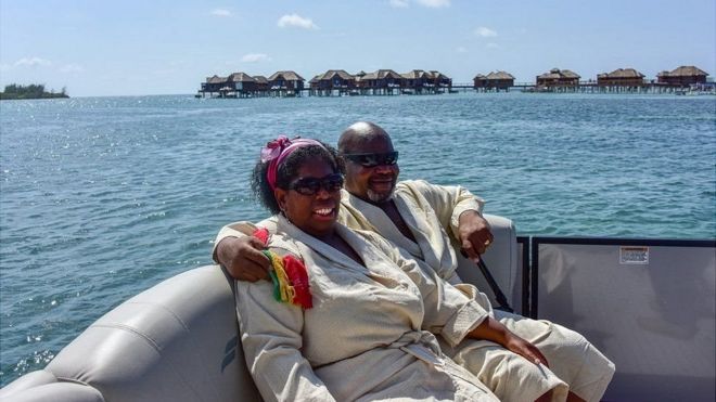 با پولی که دانشجویان جمع کردند دنیس و هرمان توانستند به جامائیکا سفر کنند