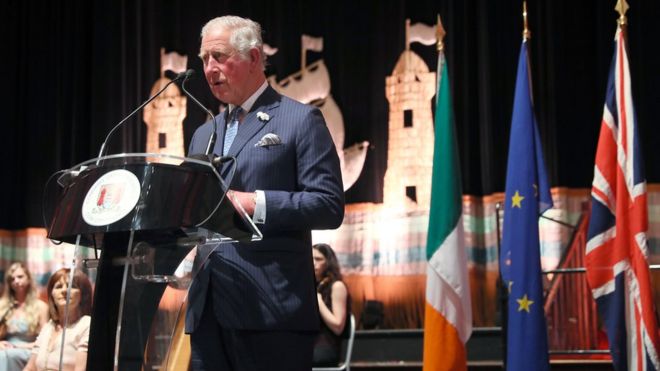 Принц Уэльский произносит речь во время гражданского приема в мэрии Корка в рамках своего визита