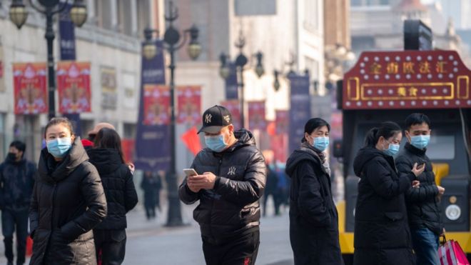 중국 북동 지역에 위치한 톈진시에서 시민들이 마스크를 착용하고 거리를 다니고 있다