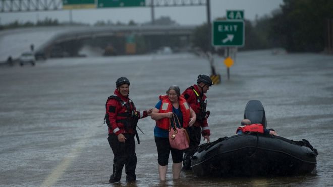 Una mujer es rescatada en Houston
