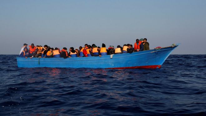 Почти 100 мигрантов пропали у берегов Ливии