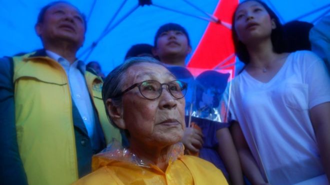 Ким Бок-Донг (87 лет), бывшая женщина для утех, которая служила секс-рабыней для японских войск во время Второй мировой войны, принимает участие в митинге в честь 67-го Дня независимости перед посольством Японии 15 августа 2012 года в Сеуле, Южная Корея ,