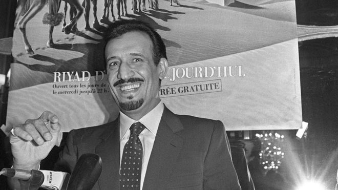 Губернатор Эр-Рияда, принц Саудовской Аравии Салман бин Абдель Азиз, обращается к СМИ 5 декабря 1986 года в Париже, представляя выставку о городе Эр-Рияде в парижском Гран-Пале