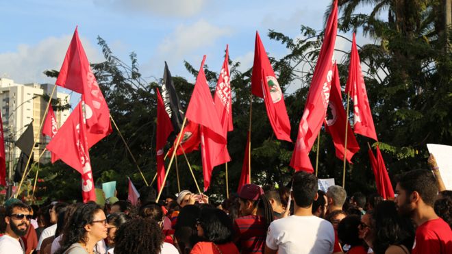 Сторонники Фернандо Хаддада и Рабочей партии принимают участие в митинге в Ресифи