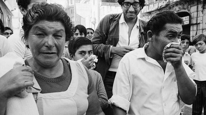 Las centrales obreras se comunican por las pocas estaciones de radio leales a Allende y piden que los trabajadores ocupen sus lugares de trabajo para impedir el avance del golpe.