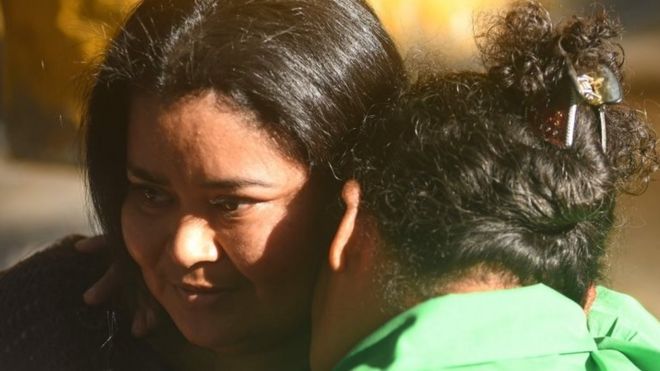 Майра Фигероа обнимается с родственницей вскоре после освобождения из женского реабилитационного центра в Илопанго, Сальвадор, 13 марта 2018 года