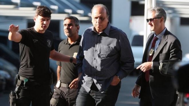 Полицейские сопровождают губернатора Рио-де-Жанейро Луиса Фернандо Пезао (2-R) после его ареста в Рио-Жанейро, Бразилия, 29 ноября 2018 года.