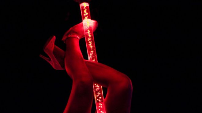 Showgirl Video: The last peep show in Las Vegas - BBC News