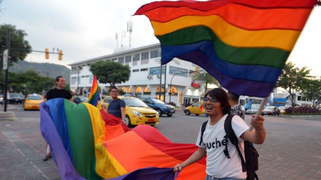 Люди празднуют после того, как Конституционный суд Эквадора утвердил равный гражданский брак в Гуаякиле, Эквадор