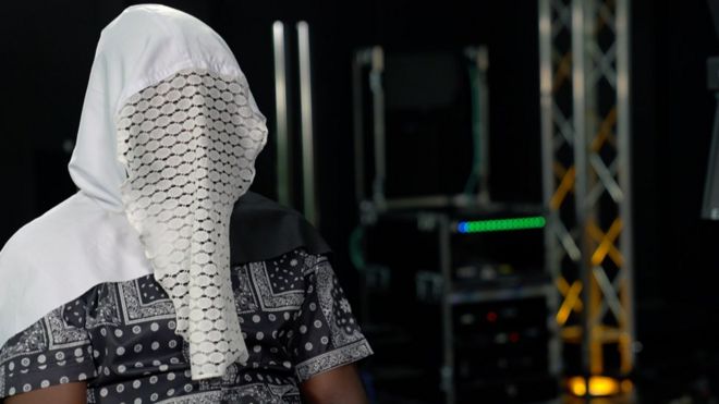 Un homme portant un masque et une cagoule