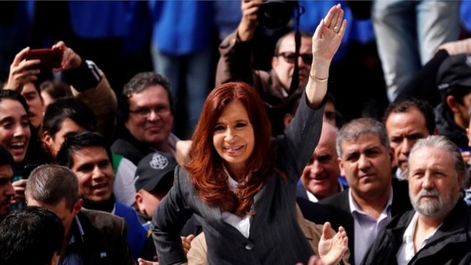 Кристина Фернандес покидает здание суда в Буэнос-Айресе, понедельник, 13 апреля 2016 г.