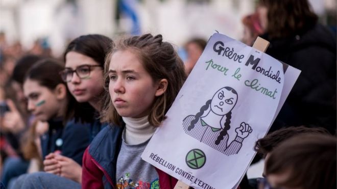 Студенты в Квебеке присоединяются к глобальной акции протеста, требующей принятия дополнительных мер в отношении изменения климата, 15 марта 2019 г.