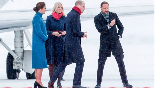 Герцог и герцогиня Кембриджские приветствуются на авиабазе в Норвегии