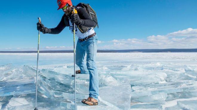 Петр Мессерви-Гросс пересекает замерзшее озеро Хювсгюль Нуур в Монголии