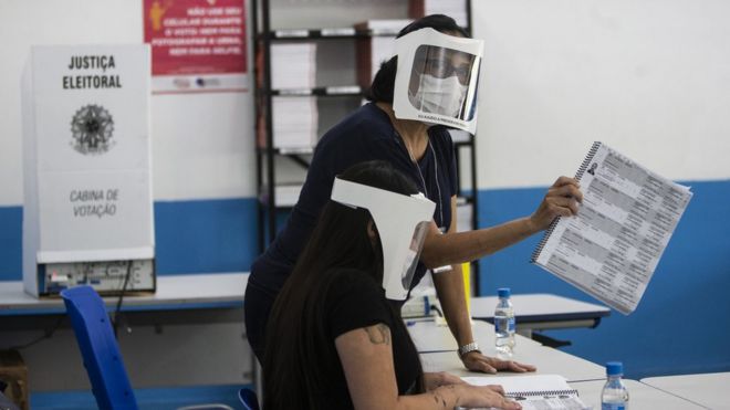 Duas mesárias em local de votação