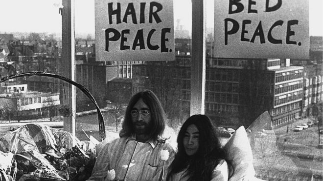 russkie-molodozheni-v-posteli-foto-devushka-zastavila