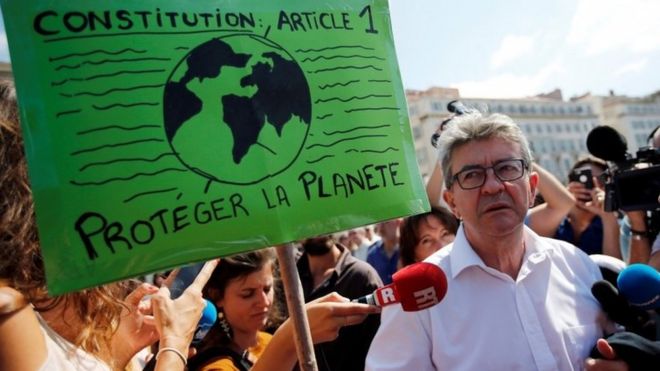 Французский крайний левый лидер Жан-Люк Меленшон присутствует на демонстрации, чтобы призвать мировых лидеров принять меры против изменения климата в Марселе, 8 сентября