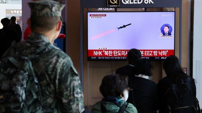 Gente en Seúl mirando la noticia del lanzamiento de misiles balísticos de Corea del Norte.