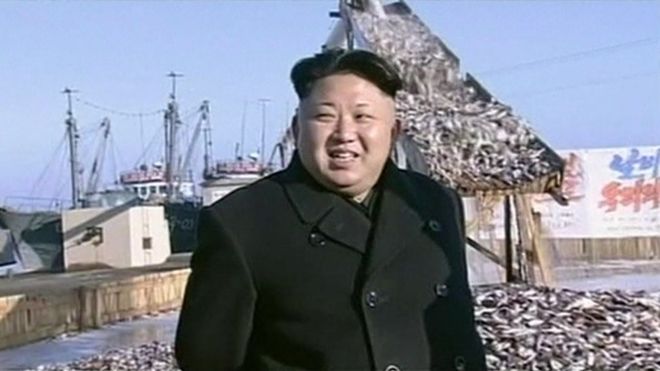 Ким Чен Ын у желоба, по которому льется рыба, в гавани в Северной Корее