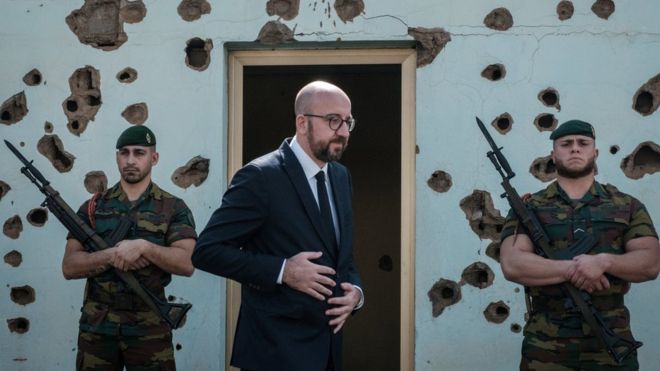 Waziri Mkuu wa Ubelgiji Charles Michel akitoa heshma zake mjini Kigali kwa askari wa Ubelgiji 10 wa kulinda amani walikufa katika mauaji ya halaiki nchini Rwanda Jumatatu tarehe 8 Aprili 2019