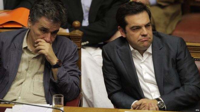 Министр финансов Греции Евклид Цакалотос (слева) и премьер-министр Алексис Ципрас в парламенте