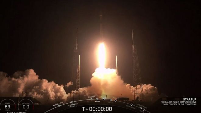 На этом видеоролике, взятом из веб-трансляции Space X 23 мая 2019 г., показана ракета SpaceX Falcon 9 с 60 спутниками Starlink, взлетающая с космического стартового комплекса 40 (SLC-40) на станции ВВС на мысе Канаверал, Флорида