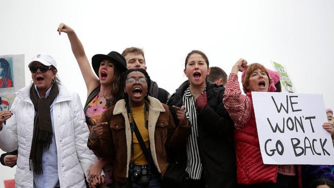 Демонстранты протестуют во время Женского марша в Вашингтоне, округ Колумбия.