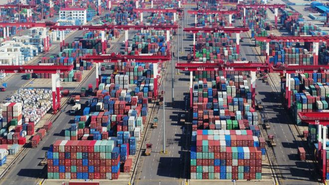 Контейнеры складываются в порту Циндао в Циндао, провинция Шаньдун, Китай