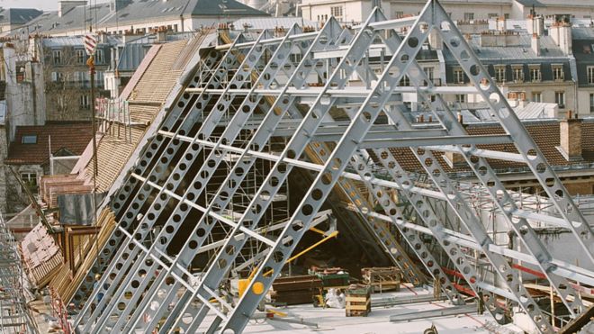 Крыша готического культового здания, Коллеж де Бернардинцев в разгар реконструкции Жан-Мишеля Вильмотта