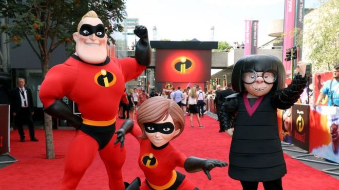 Mr Incredible, Elastigirl y Edna Mode posan en el estreno en Reino Unido de 'Incredibles 2' de Disney-Pixar en BFI Southbank el 8 de julio de 2018 en Londres, Inglaterra