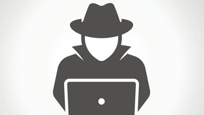 agente secreto usando laptop