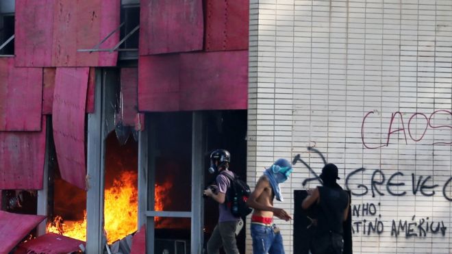 Fuego en el interior del ministerio de Agricultura.