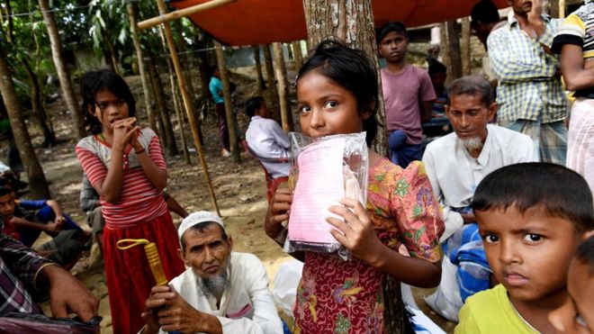 Дети рохинджа ждут, пока их родители получат помощь в центре распределения в Бангладеш