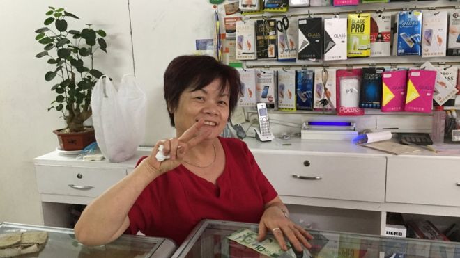 Li Zhong, procedente de Cantón, posa para una fotografía en su tienda en San José, Costa Rica.