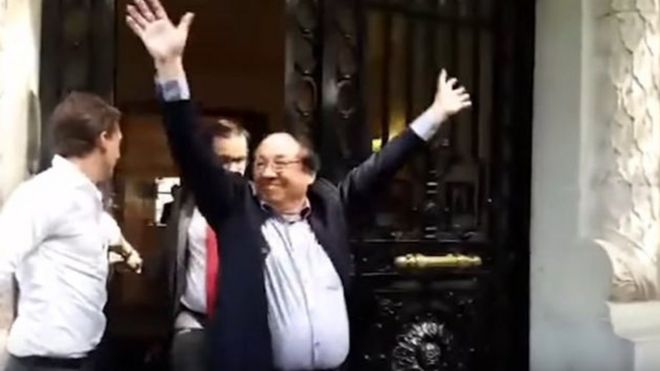 Vẻ mặt phấn khởi của ông Trịnh Vĩnh Bình sau khi rời khỏi một phiên tòa xét xử cuối tháng Tám (hình tư liệu)