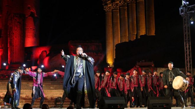 Ливанский певец Асси Халлани выступает на открытии международного фестиваля Баальбек в июле 2014 года