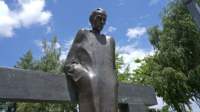 Spomenik mađarskom pesniku Miklošu Radnotiju ispred Doma zdravlja u Boru